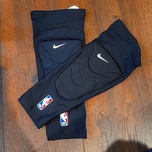Nike NBA Issued Hyperstrong Mens S/M Black Padded Compression Knee Sleeves